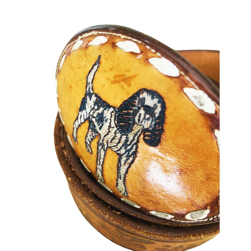 Mens Dog Embroidered Buckle Hunting Scene Tooled Leather Belt Size 38 USA